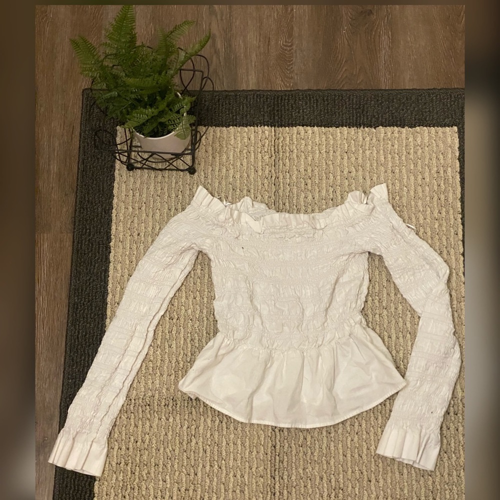 Off-shoulder top 🌻